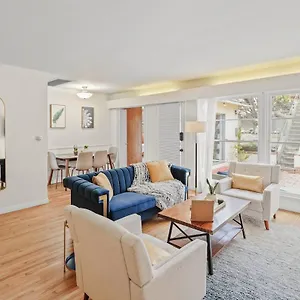 Dazzling Westside 4 Bedroom Home-minutes To The Holiday home
